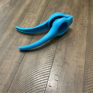 Tupperware Ergonomic Lemon Lime Squeezer Citrus Press